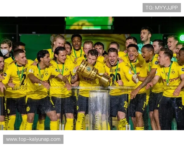 多特蒙德依靠右路推进形成主攻方向,罗伊斯组织稳定